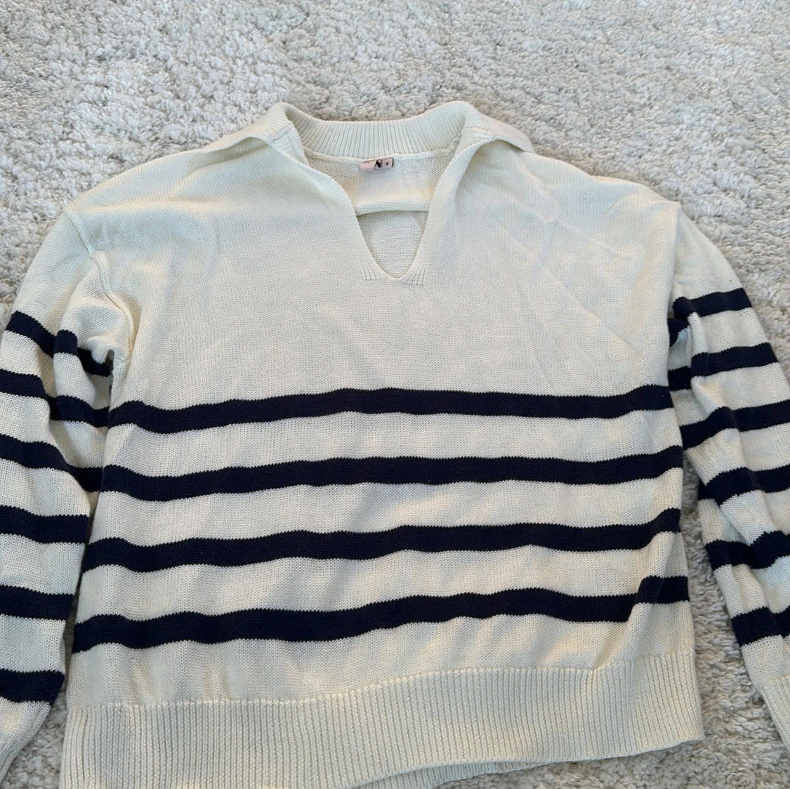 Vit och marinblå randig tröja från Nelly