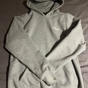 Corteiz Hoodie - Sällsynt Corteiz Hoodie i färgen grå i nyskick, använd 1 gång och är i strl XS men är större o sitter som en S. Självklart äkta. DM vid fler funderingar/bilder‼️ pris diskuterbart