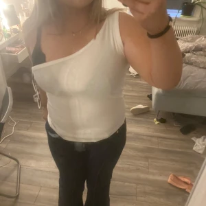 Vit oneshoulder topp - Säljer en oanvänd vit oneshoulder topp från ullared. 