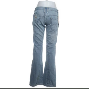 Lågmidjade jeans - Säljer dessa snygga och unika jeans då de tyvärr inte passade mig💕 I nyskick och har fortfarande lappen kvar. De är storlek m men skulle säga att de är lite små i storleken☺️Midjemått: 78 cm Innerbenslängd: 83 cm  Skriv för fler frågor eller bilder!🥰