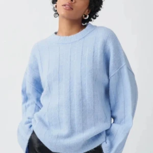 Ljusblå stickad tröja - Säljer en mysig ljusblå stickad tröja med ribbade detaljer💕