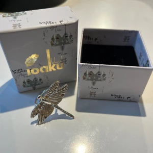 Ioaku ring - Säljer denna fina trollslända ring från Ioaku! Storleken går att anpassa💞Är slitet på baksidan (bild 3) och lite slitet på trollsländans huvud och slutet av svansen☺️Orginal pris 600 kr