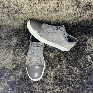 Lanvin skor - Säljer ett par riktigt fräscha lanvins för endast 2299kr. De är elpiano gray vilket är en eftertraktad färg. De är i storlek 43 och är i ganska bra skick. De har en liten defekt på toeboxen som man ser på bild och under skon men inget mer än så