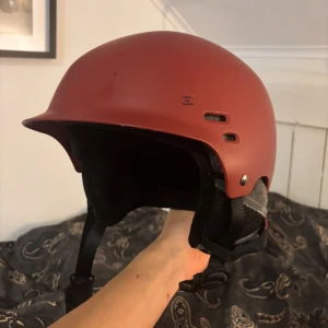 Skid/snowboard hjälm K2 - Snygg röd hjälm från K2 med justerbart spänne. I L/XL 59-62cm jag är 58 och den passar bra. Hjälmen har ett 'Snow Camp' klistermärke på sidan. Som jag kan ta bort om du vill. Bra skick men något märke och repa finns. Skriv om du har frågor nypris 600kr