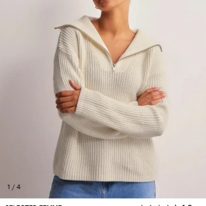 Vit ribbstickad tröja med dragkedja från Selected Femme - Säljer en helt oanvänd ribbstickad vit tröja med dragkedja och krage. Köptes för 699kr nypris från Nelly och säljes då den aldrig kom till användning tyvärr och försent för retur. I storlek XS. Fler bilder kan skickas😊