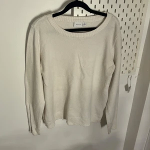 Vit tröja från VILA - Säljer en stilren vit tröja från VILA. Tröjan har långa ärmar och en rund halsringning. Perfekt för en enkel och klassisk look. Har någon göra noppror och en längre märke.