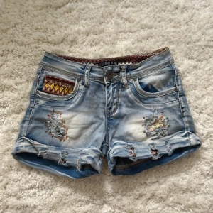 Jeansshorts med broderade detaljer - Snygga jeansshorts med coola broderade detaljer och slitna effekter i storlek xs. Otroligt fina🌸🌸