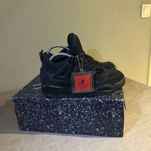 Svarta Nike Air Jordans - Snygga svarta Nike Air Jordans med klassisk design och ikonisk logga på plösen. Skorna har en stilren look med snörning och är perfekta för sneaker-entusiaster. Levereras i originalkartong.