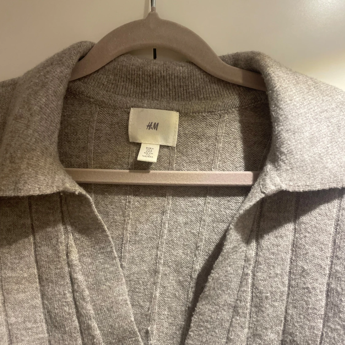 Grå ribbad tröja från H&M - 90