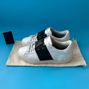 Valentino Open Svart 41 - Snygga valentino open skor med svart stripe - skorna är använda men har mycket liv kvar - storlek 41 (passar 41.5-42) - dustbag & valentino kort medföljer - hör av dig vid frågor!