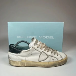 Philippe Model Skor - Hej, här säljer jag ett par Philippe Model skor i bra skick. Som på bilderna finns tydliga tecken på användning. De är i storlek 43. Hör av dig vid eventuella frågor eller prisförslag!!