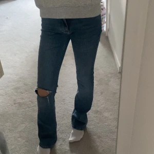 Bootcut jeans - Supersnygga jenas ifrån Gina med ett hål i! Dom är i bra skick och är lowwaist!❣️