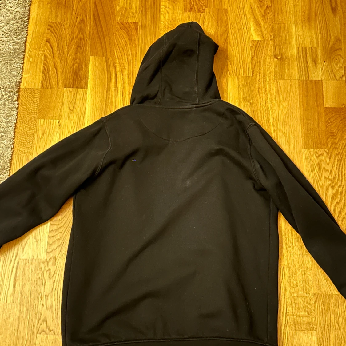 Svart hoodie med dragkedja från Lyle & Scott - 90