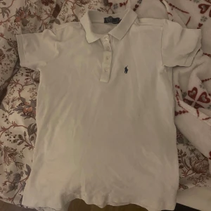 Ralph lauren polo tröja  - Säljer en vit Ralph lauren polo tröja i strl M, passar mer xs-s, mycket bra skick! Säljer den för 200kr + frakt!