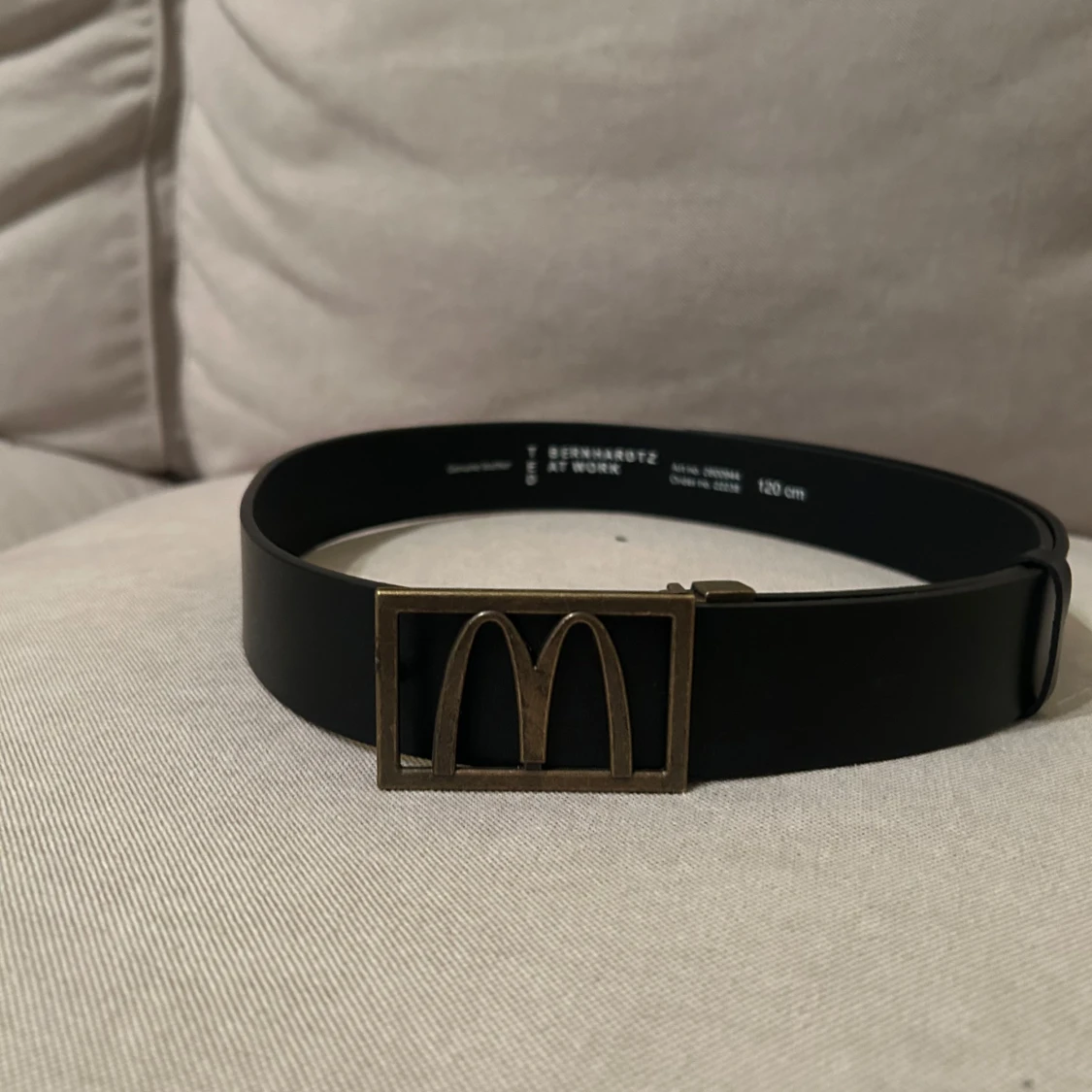 Svart bälte med McDonald's-spänne