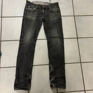 Svarta jeans från Dolce & Gabbana - Snygga svarta jeans från D&G med klassisk femficksdesign och knappgylf. Perfekta för en stilren look. Märkesdetaljer på insidan ger en exklusiv känsla. D&G stitching på hela inne benet. 