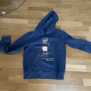 Blå hoodie från Ralph Lauren - Säljer en riktigt fet polo bear hoodie från Ralph lauren som är i riktigt bra skick då den inte är använd så mycket Storlek:S Skick:8/10