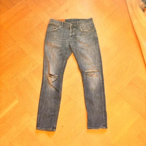 Dondup jeans  - Säljer dessa ursnygga Dondup jeans i storlek 32! Nypris ligger runt 3000 kr och här kan du köpa den för endast 350 kr. Vid minsta fundering är det bara att höra av sig🙌🙌🙌