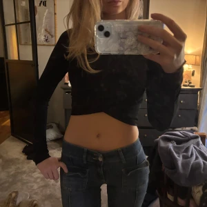 Svart croppad långärmad topp - Snygg svart croppad topp med långa ärmar. Perfekt för en trendig look. Passar bra till jeans eller kjol. Storlek XS från Gina Tricot, och har ett super bekvämt material i polyester som formar sig fint efter kroppen och är väldigt stretchig.💞