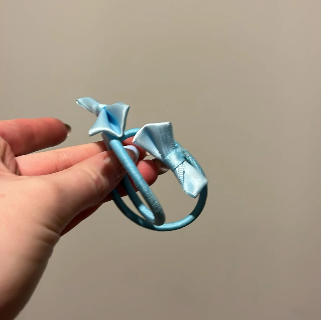 Ljusblå hårsnodd med rosett