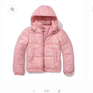 Pufferjacka - Säljer en snygg rosa pufferjacka ifrån oslogirl. Storlek s, men sitter mer som en xxs/xs. Fortfarande i superfint skick! Skriv vid frågor eller funderingar🤗pris diskuteras vid snabb och smidig affär💗💗