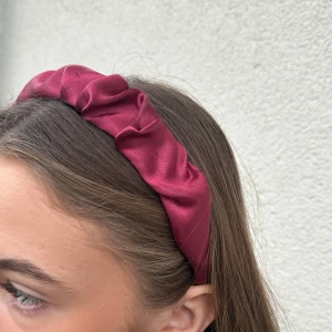 Vinrött diadem - Jättefint vinrött diadem handgjort av återvunnet material. Säljs av Restyled UF❤️