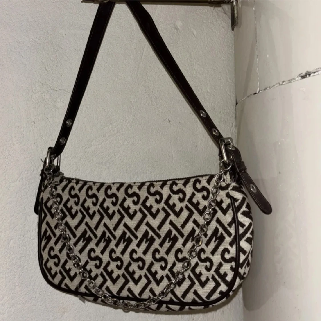 Mönstrad axelväska med kedjedetalj - 90