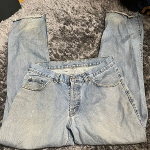 Ljusblå jeansbyxor från Andre & More - Säljer ett par ljusblå jeansbyxor från Andre & More. De har en klassisk femficksdesign och en rak passform. Perfekta för en avslappnad stil. Midjemått är W32.