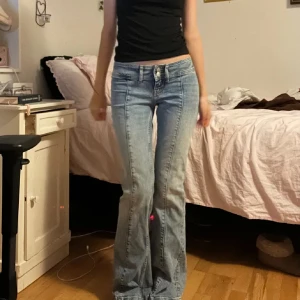 Blå bootcut jeans - Snygga blå bootcut jeans med låg midja😍