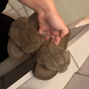 Bruna sandaler från H&M - Säljer ett par bruna sandaler från H&M med en unik flätad design på ovandelen. De är tillverkade i ett mjukt material som ger en bekväm känsla. Perfekta för en avslappnad stil.
