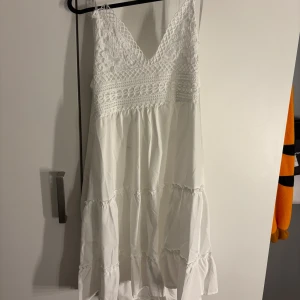 Vit sommarklänning  - Supersnygg sommarklänning som aldrig är andvänd🥰 funkar till både skolavslutning och till stranden. Snabbköp 100kr skriv vidd funderingar 
