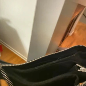 Svart handväska - Säljer då den inte kommer till användning , bilxtlås i sönder men inner facks låset funkar!