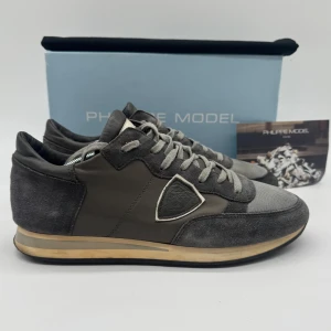 PHILIPPE MODEL TRPZ - - Philippemodel TRPZ - Skick: 9/10 - Tillbehör: Box & Kort - Storlek 43, sitter mer som 44 - Nypris ca 3700kr - Deluxecloset