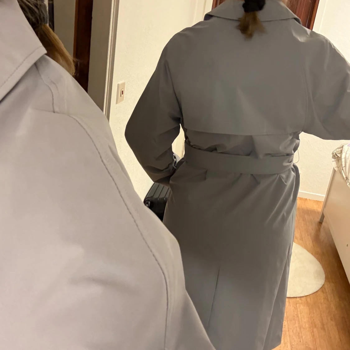 Grå trenchcoat med knytband - 91