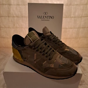 Valentino Rockrunner - Storlek 43 fits 44 | Äkta | Skick 7/10 | OG box medkommer ej| Några små deffekter såsom nitarna har åkt av på insidan av skon finns därav priset | Hör av er vid fler frågor.