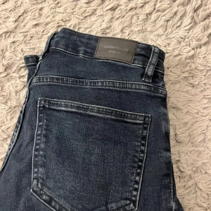 Low waist bootcut jeans från Gina tricot  - Snygga mörkblå bootcut jeans från Gina 