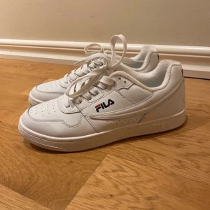Vita fila skor - Super fina skor som är en perfekt vardagsko. De är helt nya och har aldrig använts. Har tyvärr inte kartongen till men det är äkta fila. Kostade 600-800 kr när jag köpte dem, är lite osäker på priset. Skriv om du har frågor💕