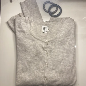 Kofta från Saint Tropez - Så fin och gullig kofta från Saint Tropez. ❤️Använd ett par gånger och är i fint skick. Storlek M