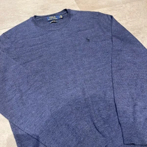 Stickad Ralph lauren - Tja, säljer nu en riktigt snygg stickad Ralph Lauren tröja i blått. Extremt bra skick. Vid frågor eller funderingar kontakta!