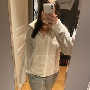 Beige fleece hoodie - Jättemysig tröja från Kappahl💗 den är lika mysig på insidan som på utsidan. Jag köpte den för 350 kr❤️