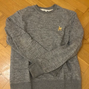 Grå tröja från Golden Goose!!! - Säljer denna gråa tröjan från Golden Goose med en liten guldstjärna på bröstet. Bara använts runt 2 gånger! Pris kan diskuteras💕