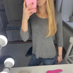 kashmirtröja från Peter Hahn - Säljer nu min grå kashmirtröja (100% kashmire) från Peter Hahn i mycket bra skick! 🥰Tröjan har trekvartsärmar och passar till allt! 🩶🩶Nypris 1700kr