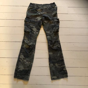 Camouflage cargobyxor - Low waisted och flared! Ser själv inga defekter, står M men passar mig som är S 🫶✨