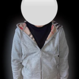 Grå huvtröja med dragkedja - Snygg grå burberry hoodie. 