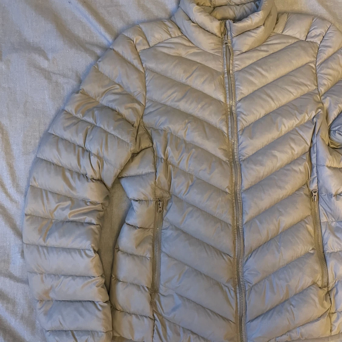 Beige dunjacka med dragkedja