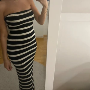 Randig axelbandslös klänning, ribbad - Köpt i sommras från hm, använd 2 gånger. 