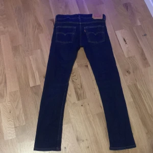 Levi's 510 Skinny Jeans - Snygga Levi's 510 skinny jeans i mörkblå denim. De har en klassisk femficksdesign och en smal passform som sitter tajt längs benen. Perfekta för en stilren look. Använda några gånger.
