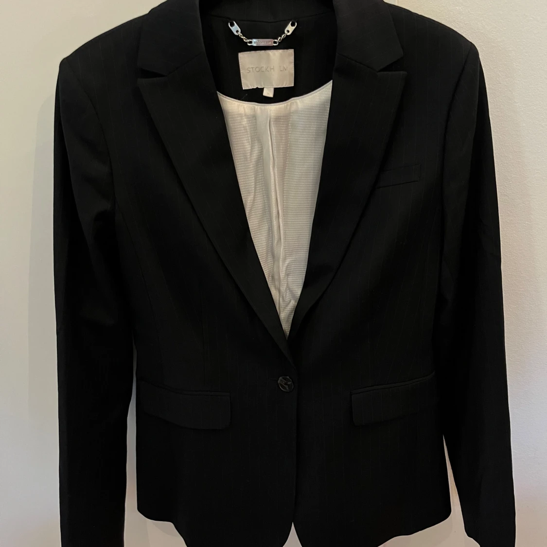 Mörkblå randig kavaj från Stockh LM