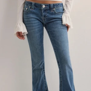 Blå bootcut jeans från True Religion - Super snygga blå lågmidjade bootcut jeans från True Religion med klassisk femficksdesign och broderade bakfickor. Säljer då dom tyvärr va lite för stora för mig! Nypris 1399kr slutsålda i nästan alla storlekar ❤️