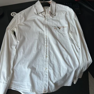 Burberry skjorta - Säljer en as fet burberry skjorta. Den är i storlek XL men sitter som L. Den är i riktigt bra skick. Fler frågor kan tas privat!
